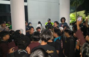 204 Personel Diterjunkan, Aksi BEM Unsika di DPRD Karawang Dikawal Humanis Aksi Mahasiswa di DPRD Karawang Berlangsung Tertib. (AlexaPodcast.ID)