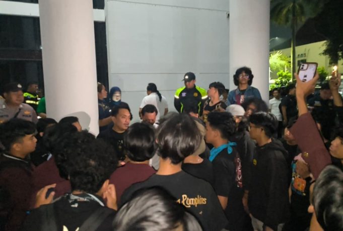 204 Personel Diterjunkan, Aksi BEM Unsika di DPRD Karawang Dikawal Humanis Aksi Mahasiswa di DPRD Karawang Berlangsung Tertib. (AlexaPodcast.ID)
