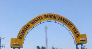 Warga Tanjungpakis Resah, Oknum Pengelola Pantai Pakisjaya Diduga Arogan Pintu gerbang pantai Pakisjaya. (AlexaPodcast.ID)