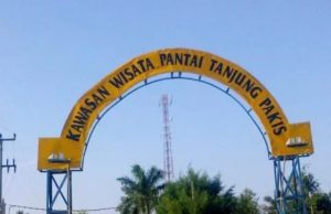Warga Tanjungpakis Resah, Oknum Pengelola Pantai Pakisjaya Diduga Arogan Pintu gerbang pantai Pakisjaya. (AlexaPodcast.ID)
