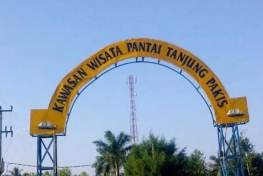 Warga Tanjungpakis Resah, Oknum Pengelola Pantai Pakisjaya Diduga Arogan Pintu gerbang pantai Pakisjaya. (AlexaPodcast.ID)