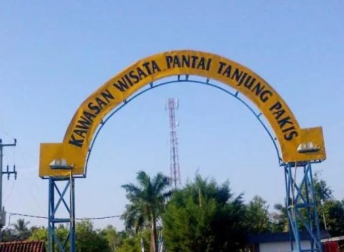 Warga Tanjungpakis Resah, Oknum Pengelola Pantai Pakisjaya Diduga Arogan Pintu gerbang pantai Pakisjaya. (AlexaPodcast.ID)