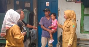 Jemput Bola Data Balita, Lurah Nenti Turun Langsung Tekan Stunting di Karawang Wetan Upaya Nyata Karawang Wetan Cegah Stunting. (AlexaPodcast.ID)