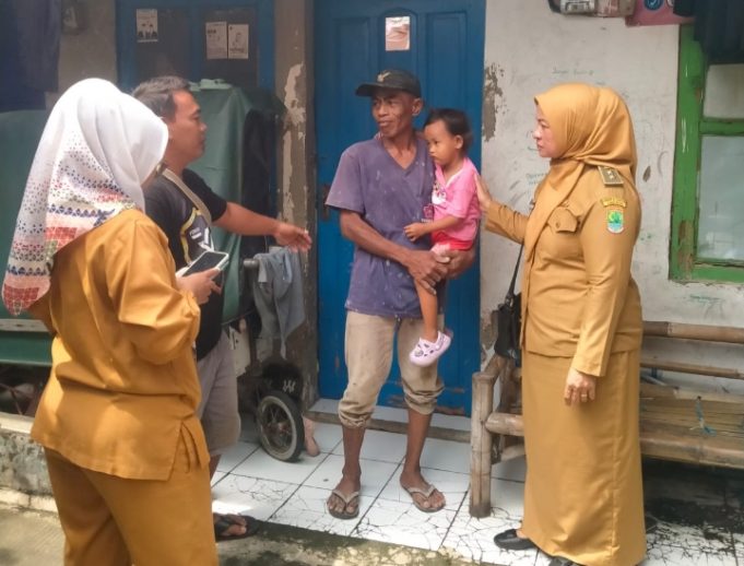 Jemput Bola Data Balita, Lurah Nenti Turun Langsung Tekan Stunting di Karawang Wetan Upaya Nyata Karawang Wetan Cegah Stunting. (AlexaPodcast.ID)
