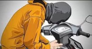 Lupa Cabut Kunci, Pencuri Motor di Cikampek Tertangkap Basah Saat Dorong Hasil Curi Gambar ilustrasi, Motor Nyaris Raib di Cikampek, Pelaku Ditangkap Warga. (AlexaPodcast.ID)