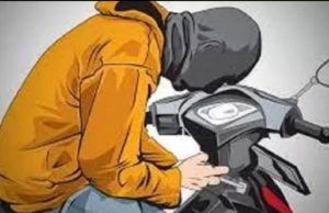 Lupa Cabut Kunci, Pencuri Motor di Cikampek Tertangkap Basah Saat Dorong Hasil Curi Gambar ilustrasi, Motor Nyaris Raib di Cikampek, Pelaku Ditangkap Warga. (AlexaPodcast.ID)