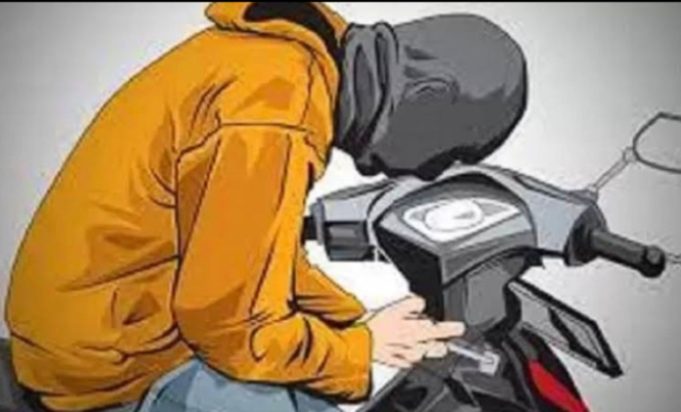 Lupa Cabut Kunci, Pencuri Motor di Cikampek Tertangkap Basah Saat Dorong Hasil Curi Gambar ilustrasi, Motor Nyaris Raib di Cikampek, Pelaku Ditangkap Warga. (AlexaPodcast.ID)