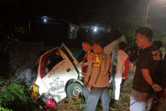Laka Lantas Syekh Quro: Pemuda Berbaju SPPG Jomin Timur Tewas di Lokasi Polisi Selidiki Kecelakaan Maut di Karawang, Sopir Pikap Diamankan. (AlexaPodcast.ID)