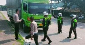 Polisi Amankan Truk Bermuatan Tangki Solar Modifikasi di Jalan Baru Karawang Satlantas Karawang Ungkap Kendaraan Diduga Langgar Hukum. (AlexaPodcast.ID)