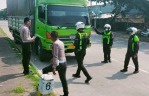 Polisi Amankan Truk Bermuatan Tangki Solar Modifikasi di Jalan Baru Karawang Satlantas Karawang Ungkap Kendaraan Diduga Langgar Hukum. (AlexaPodcast.ID)