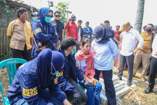 Kasus Kematian Balita di Cibuaya Didalami, Tim Forensik Polda Jabar Lakukan Ekshumasi Polisi Bongkar Makam Balita di Karawang. (AlexaPodcast.ID)