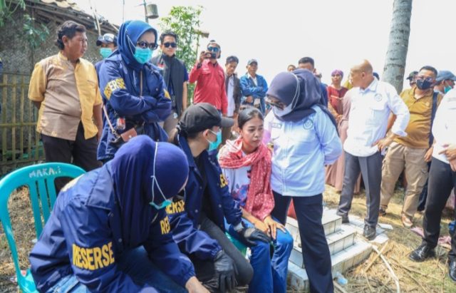 Polisi Bongkar Makam Balita di Karawang. (AlexaPodcast.ID)