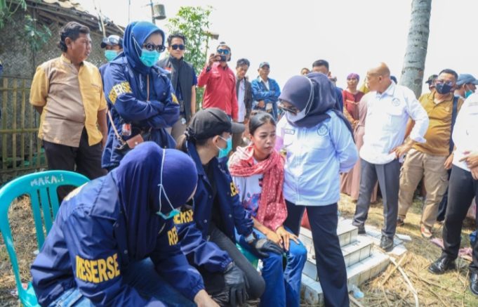 Kasus Kematian Balita di Cibuaya Didalami, Tim Forensik Polda Jabar Lakukan Ekshumasi Polisi Bongkar Makam Balita di Karawang. (AlexaPodcast.ID)
