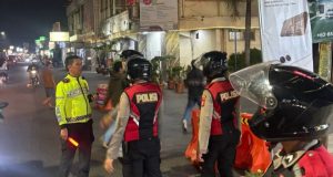 Polres Karawang Pastikan Kondisi Wilayah Tetap Aman Pascanobar Persib vs Persija Pascapertandingan Persib vs Persija, Situasi Karawang Berangsur Kondusif.(AlexaPodcast.ID)