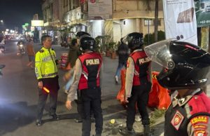 Polres Karawang Pastikan Kondisi Wilayah Tetap Aman Pascanobar Persib vs Persija Pascapertandingan Persib vs Persija, Situasi Karawang Berangsur Kondusif.(AlexaPodcast.ID)