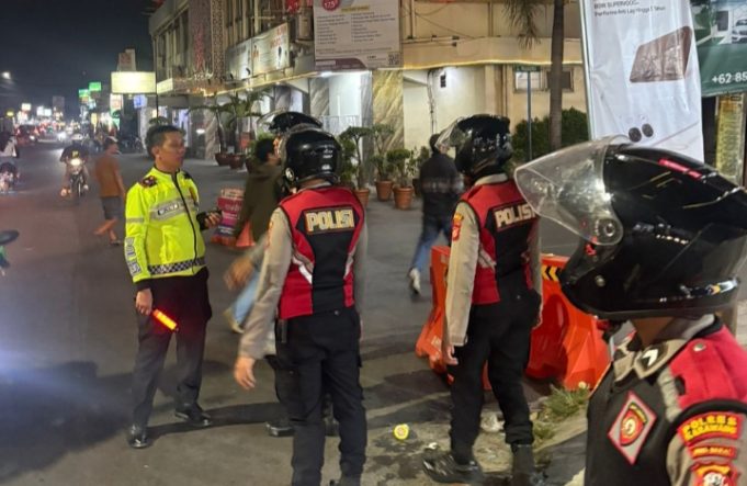 Polres Karawang Pastikan Kondisi Wilayah Tetap Aman Pascanobar Persib vs Persija Pascapertandingan Persib vs Persija, Situasi Karawang Berangsur Kondusif.(AlexaPodcast.ID)