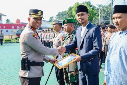 Kapolres Karawang Gelar Sertijab dan Beri Penghargaan Personel Berprestasi Polres Karawang Laksanakan Sertijab. (AlexaPodcast.ID)