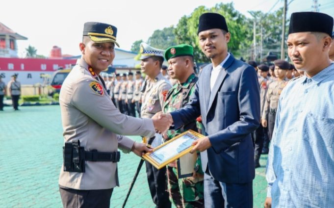 Kapolres Karawang Gelar Sertijab dan Beri Penghargaan Personel Berprestasi Polres Karawang Laksanakan Sertijab. (AlexaPodcast.ID)