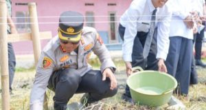 Bupati dan Kapolres Karawang Resmikan Pembangunan Rulahu bagi Lansia di Cilamaya Peletakan Batu Pertama Rumah Layak Huni untuk Lansiam (AlexaPodcast.ID)