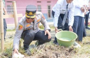 Bupati dan Kapolres Karawang Resmikan Pembangunan Rulahu bagi Lansia di Cilamaya Peletakan Batu Pertama Rumah Layak Huni untuk Lansiam (AlexaPodcast.ID)