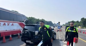 Long Weekend, Arus Tol Japek di KM 48 Karawang Masih Terkendali Meski Ramai Saat Long Weekend, Kondisi Tol Japek Masih Aman dan Terkendali. (AlexaPodcast.ID)