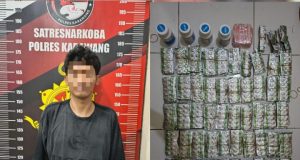 Modus Warung Sembako dan Counter Pulsa, Empat Pengedar Obat Keras Diciduk Polres Karawang Edarkan Tramadol dan Hexymer, Empat Pelaku Diciduk Polisi. (AlexaPodcast.ID)