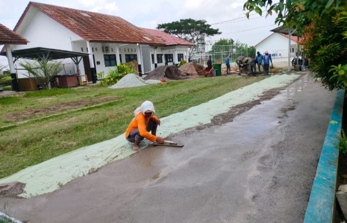 Dugaan Penyimpangan Dana BOS 2026 di SMAN 1 Cibuaya Disorot, Transparansi Anggaran Dipertanyakan Proyek Pengecoran Halaman SMAN 1 Cibuaya Tuai Kritik, Kualitas Pekerjaan Diragukan. (AlexaPodcast.ID)