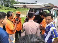Diduga ODGJ Tenggelam di Jembatan BTT Karawang, Jasad Ditemukan 5 KM dari Lokasi Awal Korban Tenggelam di Jembatan BTT Karawang Ditemukan Meninggal Dunia. (AlexaPodcast.ID)