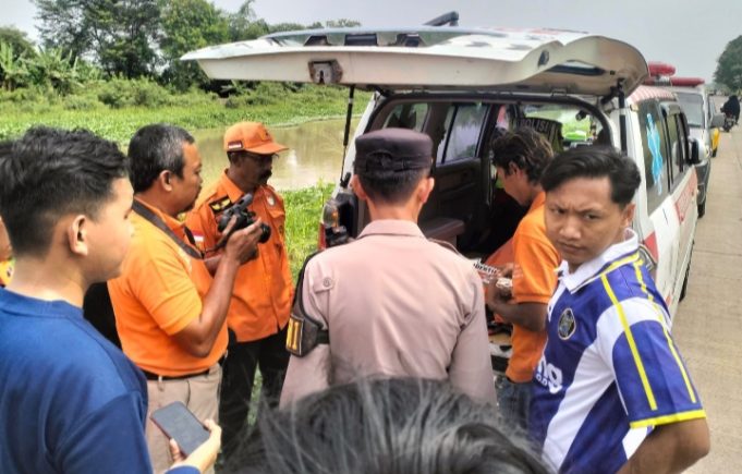 Diduga ODGJ Tenggelam di Jembatan BTT Karawang, Jasad Ditemukan 5 KM dari Lokasi Awal Korban Tenggelam di Jembatan BTT Karawang Ditemukan Meninggal Dunia. (AlexaPodcast.ID)