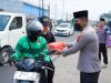 Humanis dan Peduli, Polres Karawang Gelar Jumat Berkah untuk Driver Online dan Warga AKBP Fiki N. Ardiansyah Bagikan Bantuan untuk Masyarakat dan Ojol. (AlexaPodcast.ID)