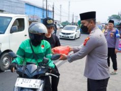 Humanis dan Peduli, Polres Karawang Gelar Jumat Berkah untuk Driver Online dan Warga AKBP Fiki N. Ardiansyah Bagikan Bantuan untuk Masyarakat dan Ojol. (AlexaPodcast.ID)