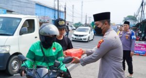 Humanis dan Peduli, Polres Karawang Gelar Jumat Berkah untuk Driver Online dan Warga AKBP Fiki N. Ardiansyah Bagikan Bantuan untuk Masyarakat dan Ojol. (AlexaPodcast.ID)