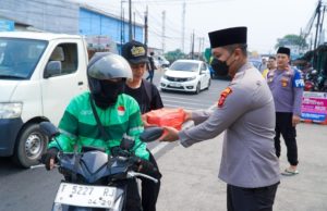 Humanis dan Peduli, Polres Karawang Gelar Jumat Berkah untuk Driver Online dan Warga AKBP Fiki N. Ardiansyah Bagikan Bantuan untuk Masyarakat dan Ojol. (AlexaPodcast.ID)