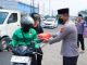 Humanis dan Peduli, Polres Karawang Gelar Jumat Berkah untuk Driver Online dan Warga AKBP Fiki N. Ardiansyah Bagikan Bantuan untuk Masyarakat dan Ojol. (AlexaPodcast.ID)