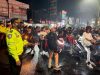 Euforia Bobotoh Membludak di Karawang, Kapolres Pilih Pendekatan Humanis Persib Juara, Polisi dan Bobotoh Bersatu Jaga Kondusivitas Perayaan di Karawang. (AlexaPodcas.ID)