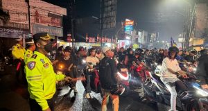 Euforia Bobotoh Membludak di Karawang, Kapolres Pilih Pendekatan Humanis Persib Juara, Polisi dan Bobotoh Bersatu Jaga Kondusivitas Perayaan di Karawang. (AlexaPodcas.ID)
