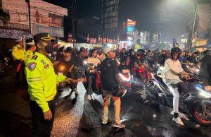 Euforia Bobotoh Membludak di Karawang, Kapolres Pilih Pendekatan Humanis Persib Juara, Polisi dan Bobotoh Bersatu Jaga Kondusivitas Perayaan di Karawang. (AlexaPodcas.ID)