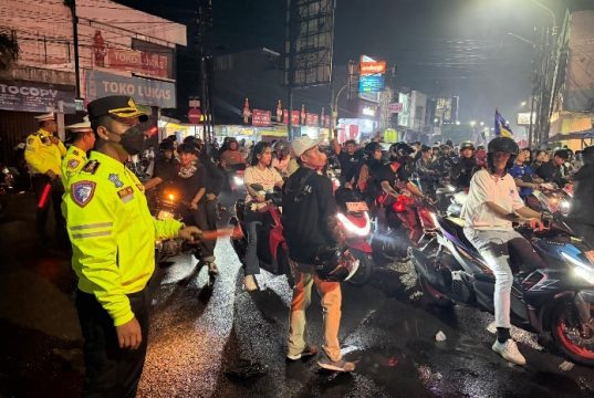 Euforia Bobotoh Membludak di Karawang, Kapolres Pilih Pendekatan Humanis Persib Juara, Polisi dan Bobotoh Bersatu Jaga Kondusivitas Perayaan di Karawang. (AlexaPodcas.ID)