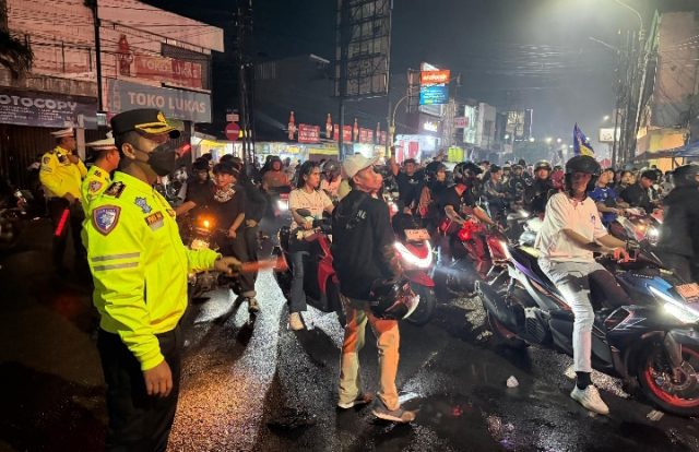 Persib Juara, Polisi dan Bobotoh Bersatu Jaga Kondusivitas Perayaan di Karawang. (AlexaPodcas.ID)