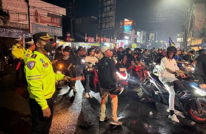 Euforia Bobotoh Membludak di Karawang, Kapolres Pilih Pendekatan Humanis Persib Juara, Polisi dan Bobotoh Bersatu Jaga Kondusivitas Perayaan di Karawang. (AlexaPodcas.ID)