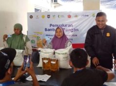 Bhabinkamtibmas Karawang Wetan Kawal Penyaluran Bansos Beras dan Minyak untuk Warga Monitoring Pembagian Bansos, Bripka Adi Pastikan Bantuan Tepat Sasaran. (AlexaPodcast.ID)