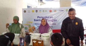 Bhabinkamtibmas Karawang Wetan Kawal Penyaluran Bansos Beras dan Minyak untuk Warga Monitoring Pembagian Bansos, Bripka Adi Pastikan Bantuan Tepat Sasaran. (AlexaPodcast.ID)