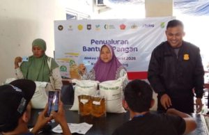 Bhabinkamtibmas Karawang Wetan Kawal Penyaluran Bansos Beras dan Minyak untuk Warga Monitoring Pembagian Bansos, Bripka Adi Pastikan Bantuan Tepat Sasaran. (AlexaPodcast.ID)