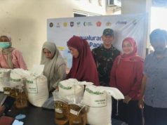 Lurah Karawang Wetan Pastikan Bansos Tepat Sasaran, Dikawal Babinsa dan Bhabinkamtibmas Nenti Kurniawati Pastikan Penyaluran Bansos Transparan dan Tepat Sasaran. (AlexaPodcast.ID)