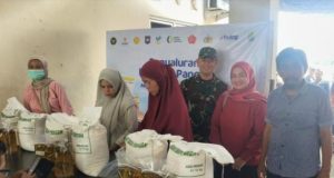 Lurah Karawang Wetan Pastikan Bansos Tepat Sasaran, Dikawal Babinsa dan Bhabinkamtibmas Nenti Kurniawati Pastikan Penyaluran Bansos Transparan dan Tepat Sasaran. (AlexaPodcast.ID)