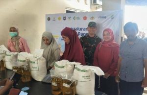 Lurah Karawang Wetan Pastikan Bansos Tepat Sasaran, Dikawal Babinsa dan Bhabinkamtibmas Nenti Kurniawati Pastikan Penyaluran Bansos Transparan dan Tepat Sasaran. (AlexaPodcast.ID)