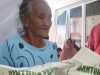 Momen Mengharukan di Karawang Wetan, Lansia Sebatang Kara Bersyukur Terima Bansos Mak Adeung Menangis Haru Saat Terima Beras dan Minyak. (AlexaPodcast.ID)