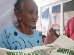 Momen Mengharukan di Karawang Wetan, Lansia Sebatang Kara Bersyukur Terima Bansos Mak Adeung Menangis Haru Saat Terima Beras dan Minyak. (AlexaPodcast.ID)