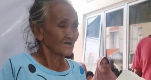 Momen Mengharukan di Karawang Wetan, Lansia Sebatang Kara Bersyukur Terima Bansos Mak Adeung Menangis Haru Saat Terima Beras dan Minyak. (AlexaPodcast.ID)