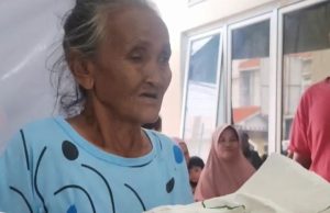 Momen Mengharukan di Karawang Wetan, Lansia Sebatang Kara Bersyukur Terima Bansos Mak Adeung Menangis Haru Saat Terima Beras dan Minyak. (AlexaPodcast.ID)